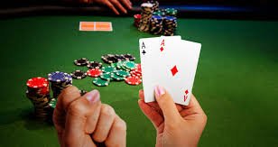Antarmuka meja Capsa Banting di j99 slot dengan pemain dan kartu yang ditampilkan
